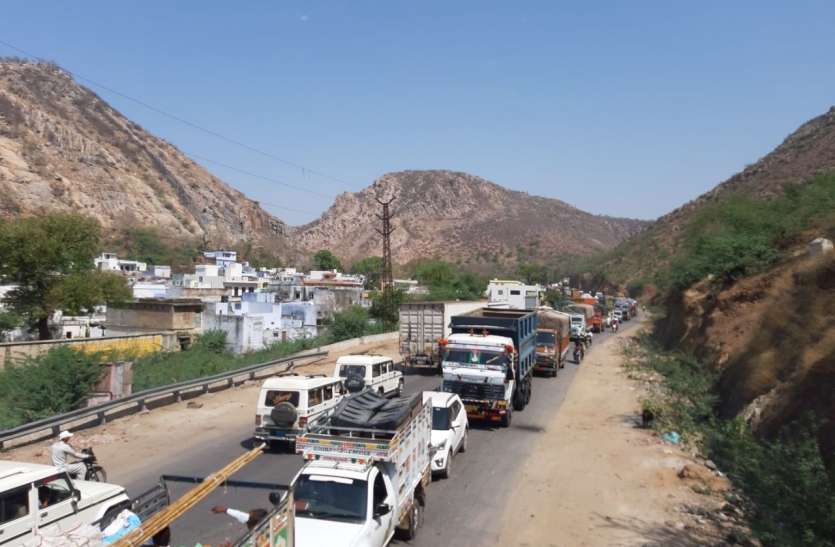 lalsot ghaati jam आठ घंटे तक हाइवे पर यातायात प्रभावित, नाले में फंसा ट्रक