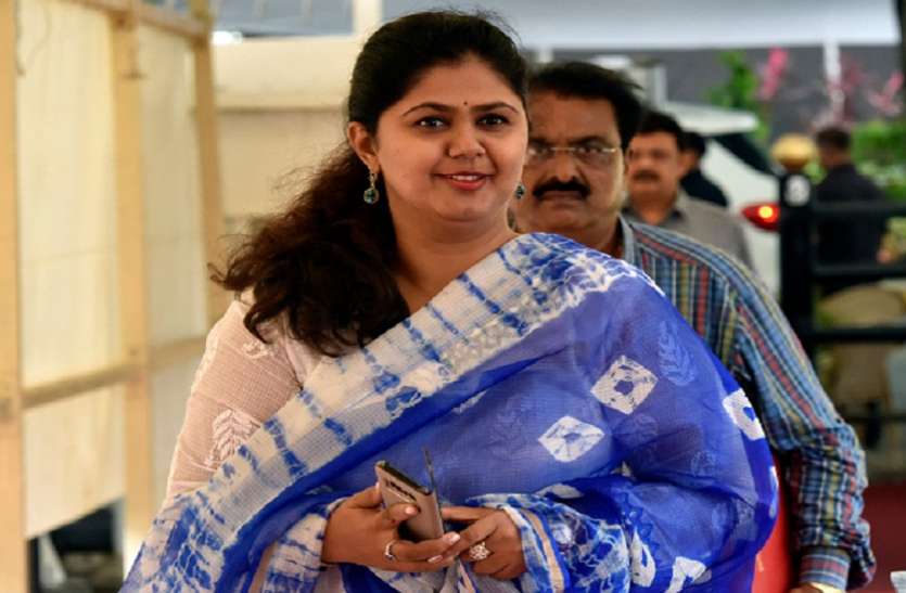 Pankaja munde राहुल गांधी पर पंकजा मुंडे का विवादित बयान, कहा- इनके गले में बांध दो बम