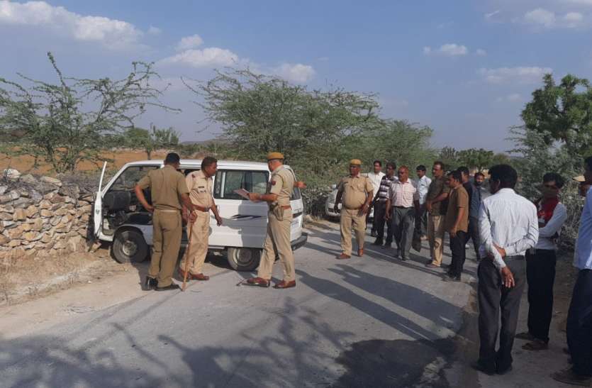 71 lakh looted by a van near Boravad town of Nagaur district बोरावड़ के पास वैन से 71 लाख की लूट, एसपी सिंगला पहुंचे मौके पर, नागौर सहित आसपास के जिलों में नाकाबंदी
