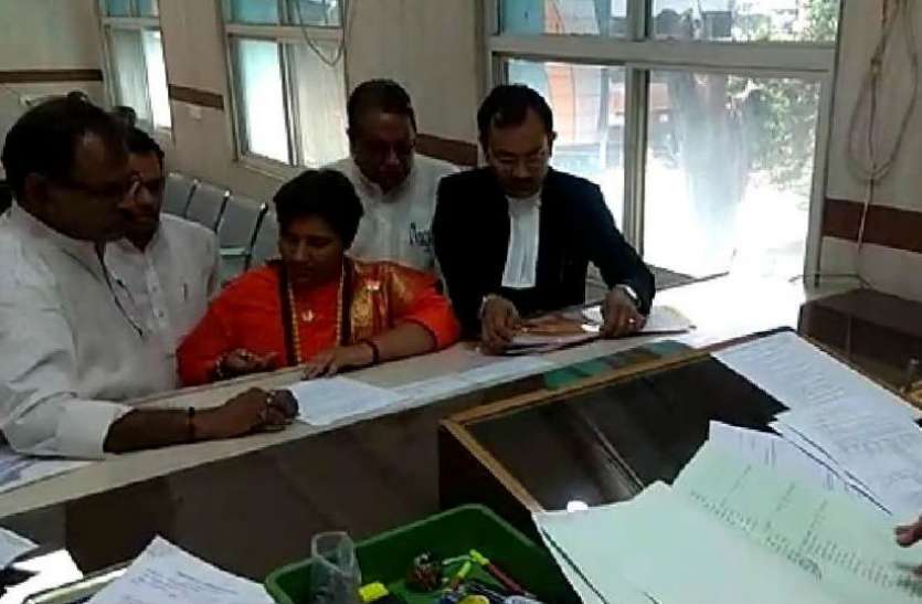 sadhvi nomination 11 पंडितों ने पहले की पूजा, फिर मुहूर्त के अनुसार साध्वी प्रज्ञा ने किया नामांकन