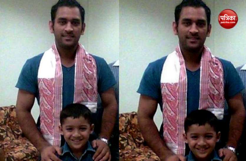 Riyan Parag with MS Dhoni क्या आप जानते हैं धोनी के साथ फोटो में दिख रहे इस बच्चे को?