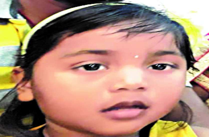 patrika घर के बाहर खेल रही बच्ची को ओवरलोड सवारी ऑटो ने मारी ठोकर, मासूम की मौत, तीन घायल