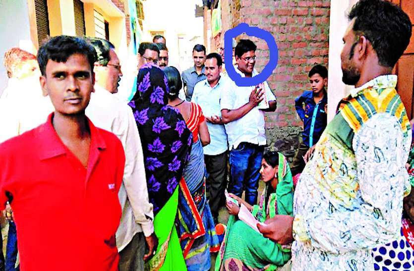 patrika Video: कांग्रेस प्रत्याशी का प्रचार करते सरकारी स्कूल के PTI की तस्वीरें वायरल, प्रशासनिक अमले में मची खलबली