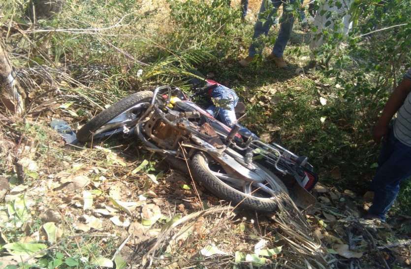 youth killed in road accident पेड़ से टकराकर बाइक सहित खाई में गिरा युवक, मौत