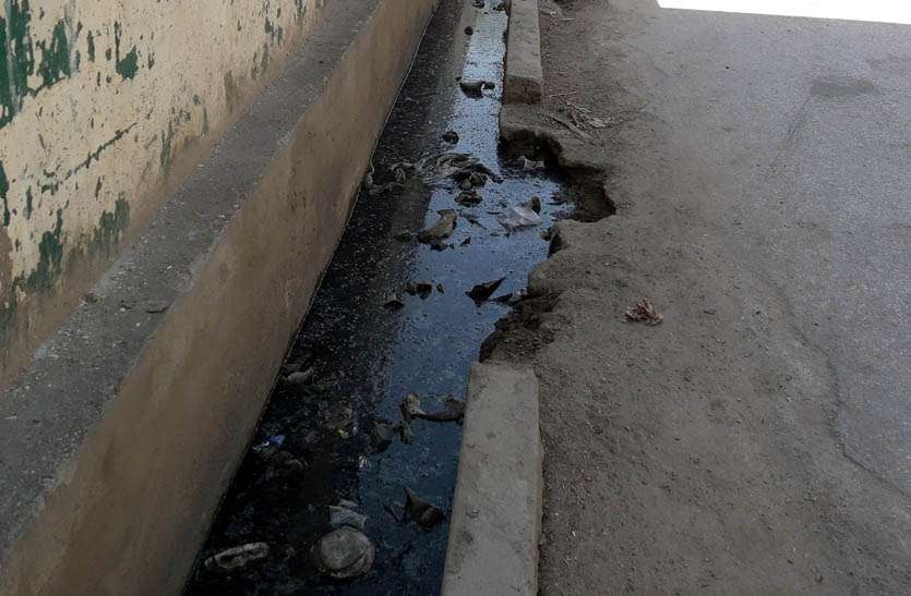 mud-spread-on-the-road-through-damaged-drainage सालभर में क्षतिग्रस्त नाले नही हुई मरम्मत, निर्माण में गुणवत्ता का भी रहा अभाव