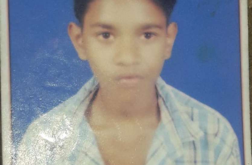 Lok sabha CG 2019: Son died but still family did vote बेटे की मौत पर घर में छाया था मातम, जवान बेटे का अंतिम संस्कार कर झलकती आँखों के साथ वोट देने पहुंचा पूरा परिवार