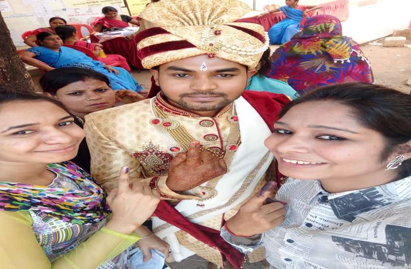patrika सेहरा बांधकर यहां वोट डालने पहुंचे दूल्हे राजा, सेल्फी लेकर कहा- हर एक वोट कीमती