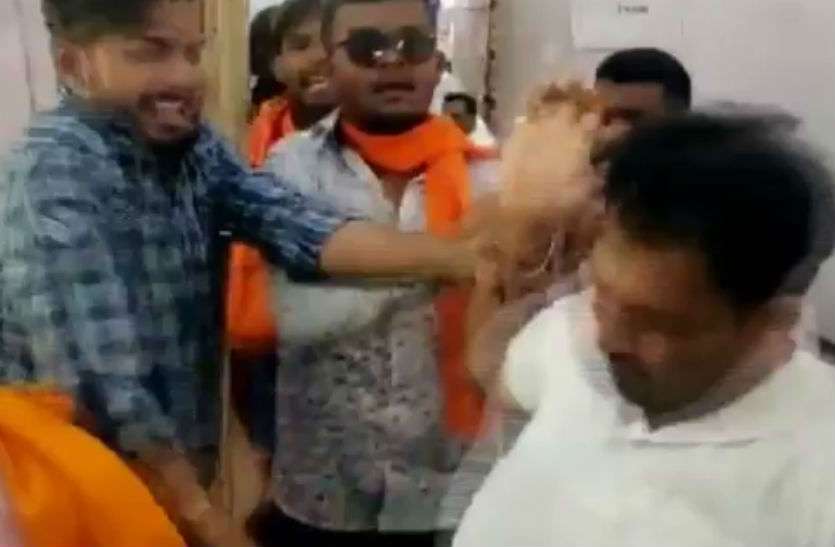 sadhvi साध्वी के रोड शो में हंगामा, एनसीपी कार्यकर्ताओं ने दिखाया काला झंडा, बीजेपी समर्थकों ने की पिटाई