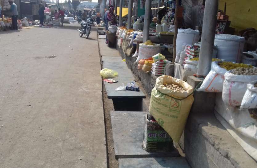 Late lacking in hot market in the evening शाम ढलते ही हाट बाजार में अखरती है लाइट की कमी
