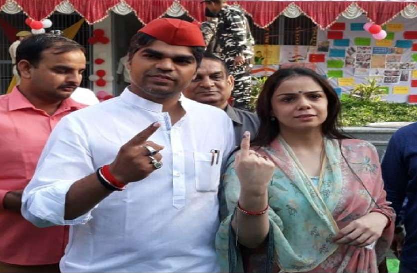 Yadav family not show together for leader mulayam in matdan