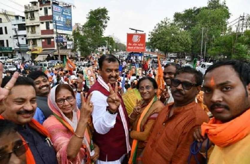 election भाजपा उम्मीदवारों ने शक्ति प्रदर्शन के साथ किया नामांकन,रोड शो कर दिग्गजों ने मांगा वोट