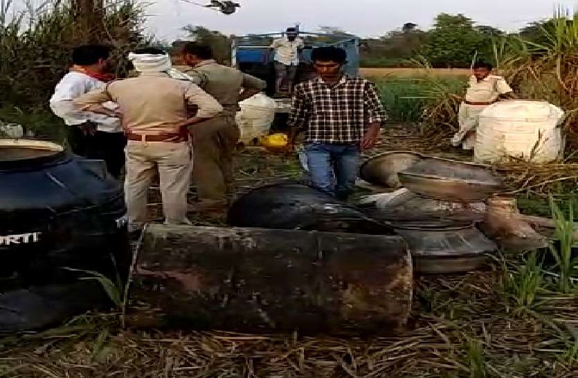 avaidh sharab caught by abkari vibhag in bahraich खेतों में बन रही थी भारी मात्रा में अवैध शराब, छापेमारी की कारवाही में हुआ पर्दाफाश
