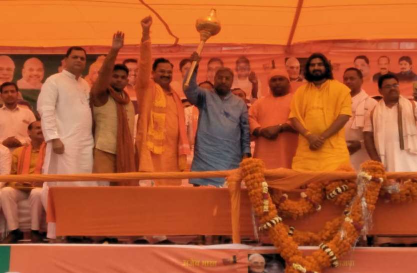 lucknow भाजपा प्रत्याशी दद्दन मिश्र ने रोड शो कर दिखाई ताकत