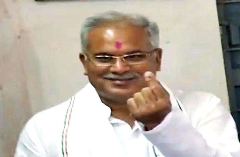 patrika Big Breaking: CM भूपेश ने परिवार के साथ कुरुदडीह में डाला वोट, कहा-हम काम तो मोदी सेना के नाम पर मांगते हैं वोट, Video