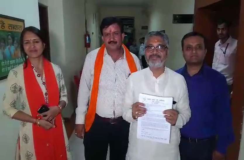 lok sabha election 2019 वोटिंग के बीच भाजपा पहुंची निर्वाचन आयोग, कांग्रेस प्रवक्ता पर लगाया आचार संहिता के उल्लंघन का आरोप