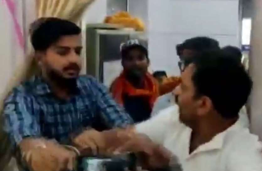 bjp workers साध्वी को काला झंडा दिखाने वाले एनसीपी नेता को बीजेपी कार्यकर्ताओं ने पीटा, देखें वीडियो