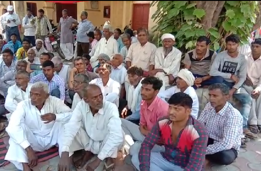 protest भट्टा मालिकों के खिलाफ मजदूरों ने खोला मोर्चा, डीएम कार्यालय पर किया धरना प्रदर्शन, देखें वीडियो