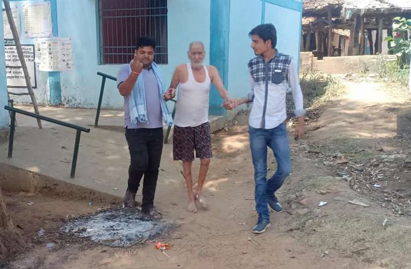 कुड़ेेकेला मतदान केंद्र में नहीं है व्हील चेयर की व्यवस्था, विकलांग और बुर्जुगों को उठाकर ले जा रहे मतदान कराने कुड़ेेकेला मतदान केंद्र में नहीं है व्हील चेयर की व्यवस्था, विकलांग और बुर्जुगों को उठाकर ले जा रहे मतदान कराने