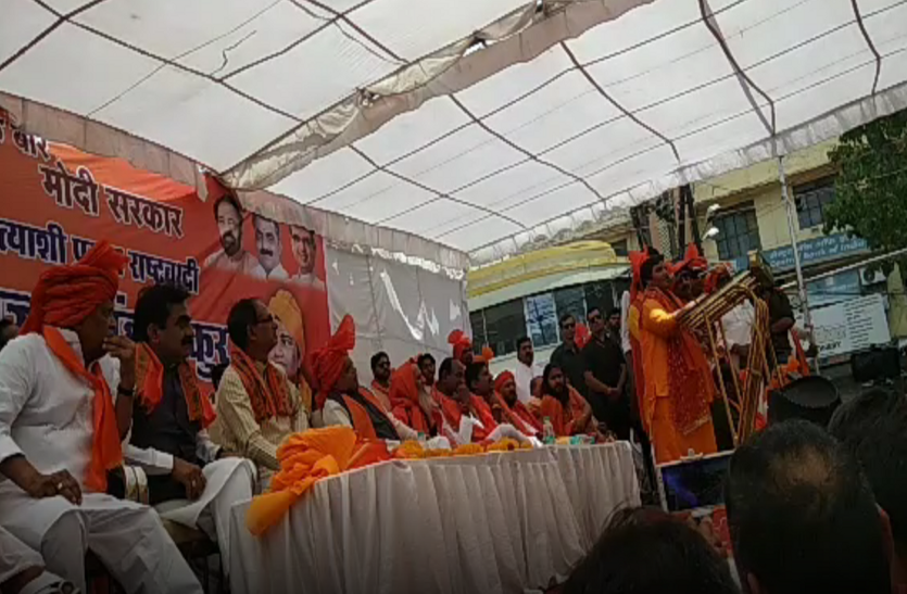 news election 2019 : कर्फ्यू वाली माता मंदिर पहुंची साध्वी प्रज्ञा, शिवराज ने दिग्विजय सिंह पर साधा निशाना