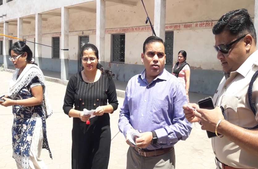 आम लोगों की तरह लाइन में लगकर कलेक्टर और एसपी ने किया मतदान आम लोगों की तरह लाइन में लगकर कलेक्टर और एसपी ने किया मतदान
