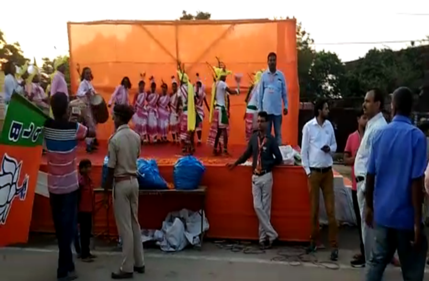 road show पीएम मोदी का रोड़ शो कुछ ही देर में होगा शुरू, गुलजार हुई रांची की सड़कें, दिखी आदिवासी संस्कृति की झलक
