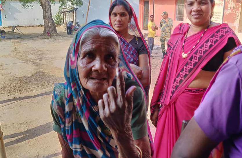 टूंडा की देवमती ने उन सभी युवा और शहरी मतदाताओं के समक्ष एक मिसाल कायम की Social Pride : 95 की देवमती ने जिले में लोकतंत्र के महापर्व में दी पहली आहूति, मतदान कर चुना अपना प्रतिनिधि