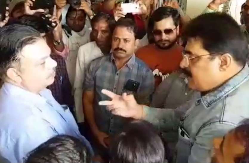 dewas VIDEO: कांग्रेस नेता ने कहा- अधिकारियों को उल्टा लटकाकर मारूंगा, पहले निवेदन फिर करेंगे दनादन