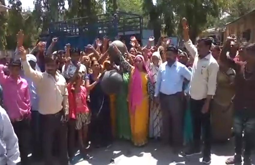 jalsankat VIDEO : जलसंकट पर उबली जनता, मटके फोडक़र जताया विरोध
