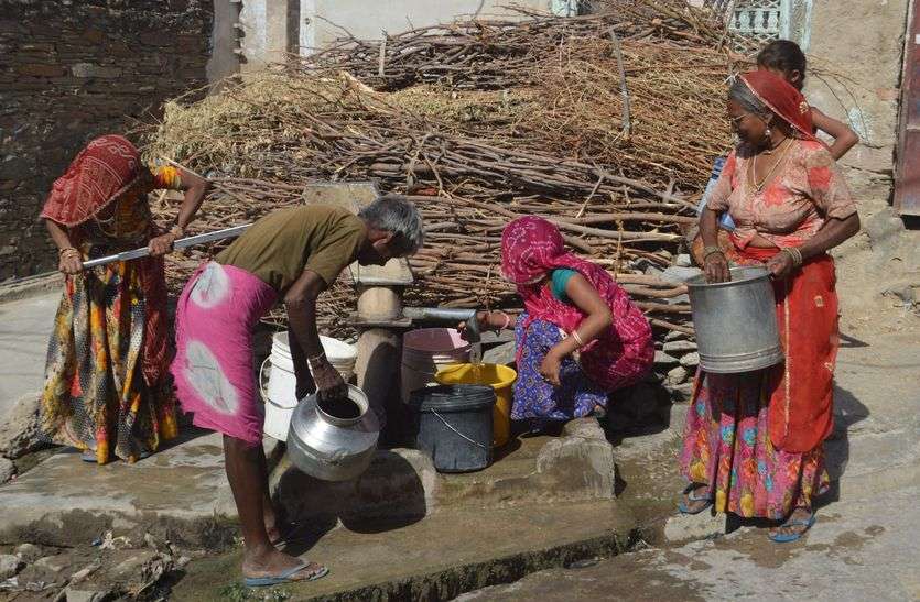 water crisis in kisangarh 30 घरों की आबादी का अकेला सहारा