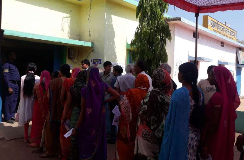 गर्मी से बचने मतदान केंद्रों में लगी लंबी कतार, जिले में अब तक 14.97 फीसदी मतदान गर्मी से बचने मतदान केंद्रों में लगी लंबी कतार, जिले में अब तक 14.97 फीसदी मतदान