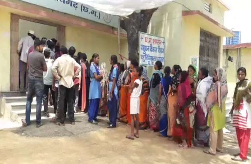 मतदान देने गई महिला गश खाकर गिरी, मौत गोद में 5 महीने का बच्चा लेकर वोट देने गई थी महिला, अचानक आया चक्कर और हो गई मौत