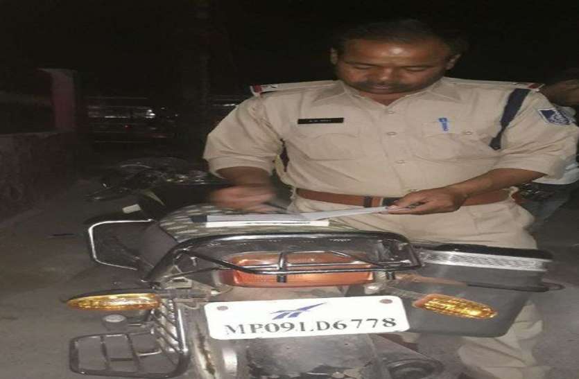 crime खुद गलत नंबर प्लेट लगाकर दूसरों का चालान बना रही पुलिस