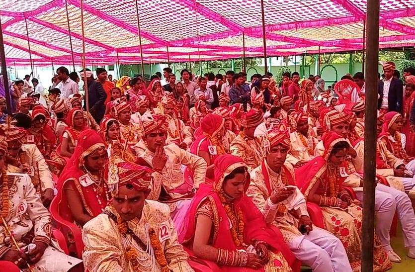 Mass marriage conference जांगिड़ महासभा के तत्वावधान में विवाह सम्मेलन मे 51 जोडे परिणय सूत्र मे बंधे