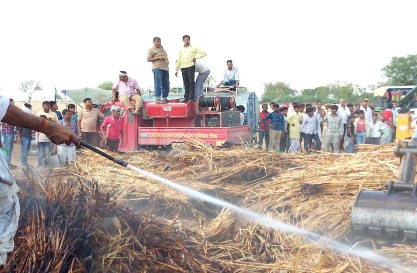 Agricultural plant आग से कड़बी व सिंचाई के पाइप जले