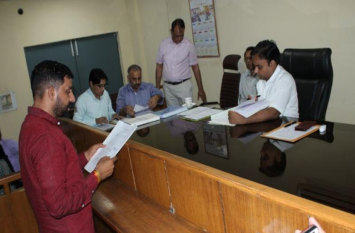 AAP candidate naveen jaihind filed nomination from faridabad seat 'आप' प्रत्याशी नवीन जयहिंद ने भरा फरीदाबाद से पर्चा,आवाज उठाने पर दर्ज हुए हैं इतने केस!