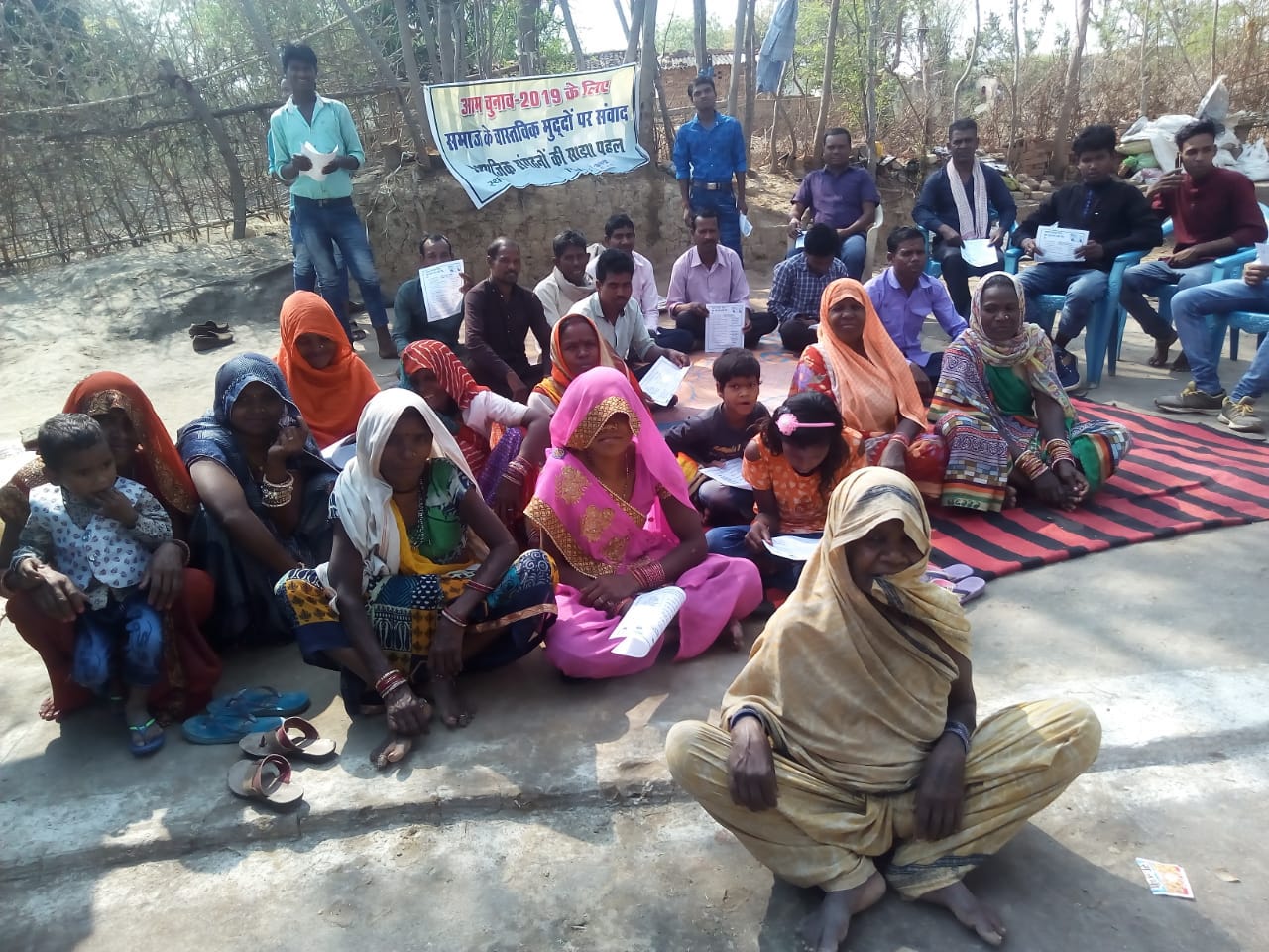 Community activists awaiting voters going to village village गांव-गांव जाकर मतदाताओं को जगा रहे सामुदायिक कार्यकर्ता