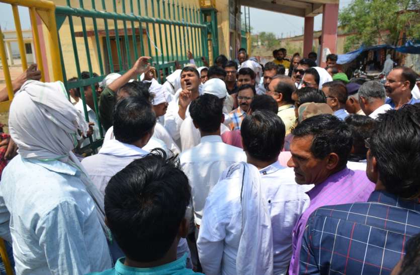 Farmers locked at Mandi Gate अव्यवस्था से भड़के किसानों ने करहिया मंडी गेट पर जड़ा ताला