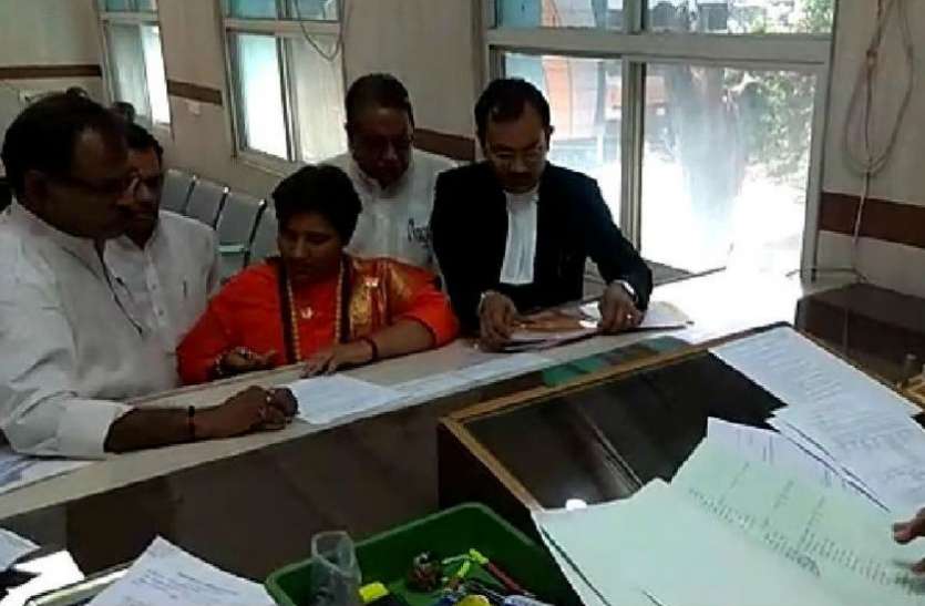 sadhvi दिग्विजय के खिलाफ साध्वी प्रज्ञा का नामांकन, डमी कैंडिडेट रूप में आलोक संजर ने भी भरा पर्चा