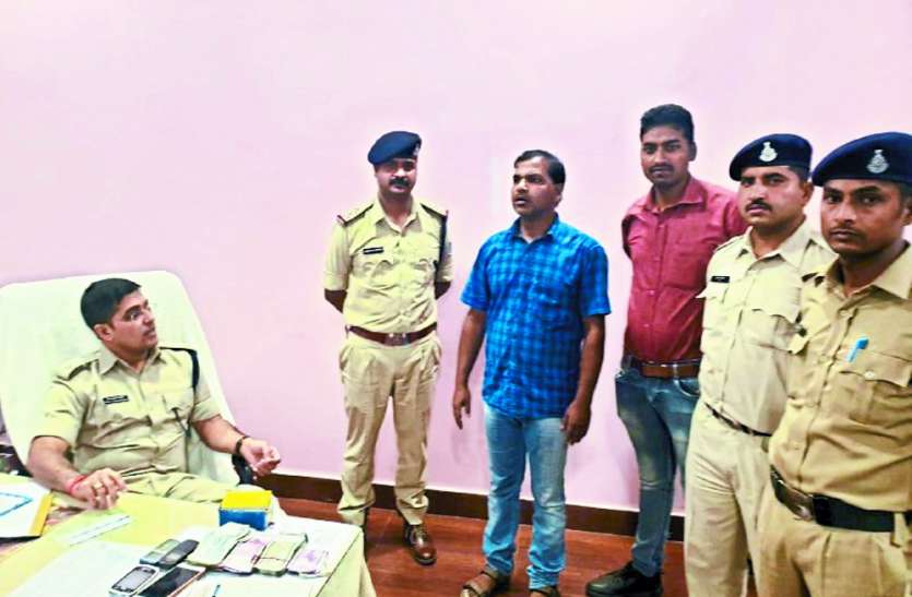 Kothwali police action मोबाइल शॉप में चल रहा था आइपीएल सट्टा, दो गिरफ्तार