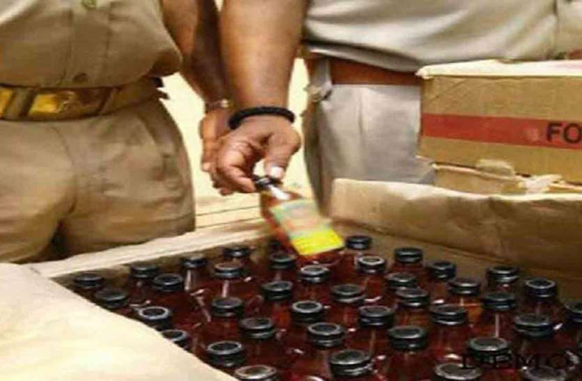 Police arrest accused along with illegal liquor पुलिस ने अवैध शराब के साथ आरोपियों को पकड़ा
