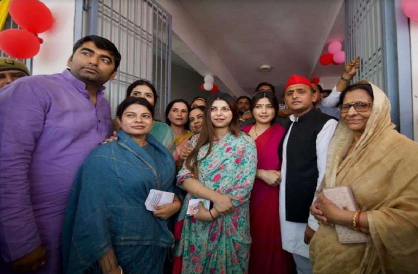 Yadav family not show together for leader mulayam in matdan नेता जी के लिए वोट डालने में एक साथ नहीं दिखा यादव परिवार, सभी ने बताए अलग-अलग कारण