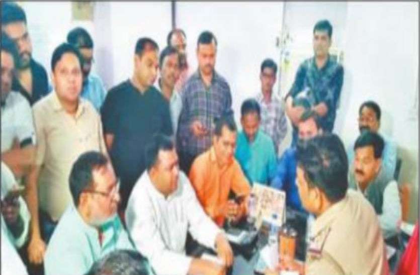 thana भाजपा नेता के भाई को हवालात में डाला तो आक्रोशित नेता पहुंच गए थाने, कार्यकर्ताओं ने किया हंगामा
