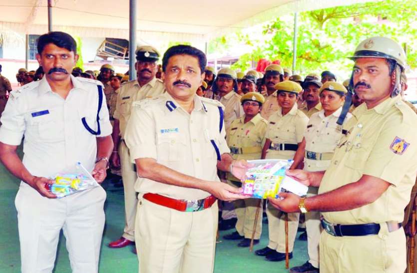 पुलिसकर्मियों को विशेष किट वितरित पुलिसकर्मियों को विशेष किट वितरित