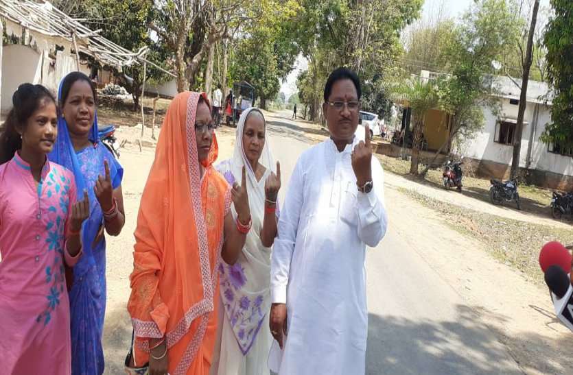 Vishnudeo sai छत्तीसगढ़ के इकलौते केंद्रीय मंत्री विष्णुदेव साय ने परिवार के साथ किया मतदान