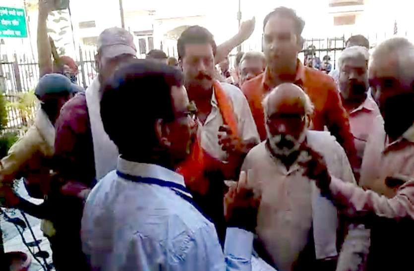 CG News वोटरों से बदसलूकी, मतदाता पर्ची रहने के बाद भी नहीं डालने दिया जा रहा वोट