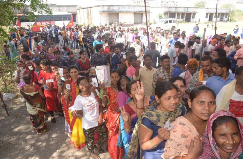 CG News मतदान करने गए पोलिंग बूथ तो अधिकारी ने बताया - आपकी तो हो चुकी है मौत, मचा बवाल