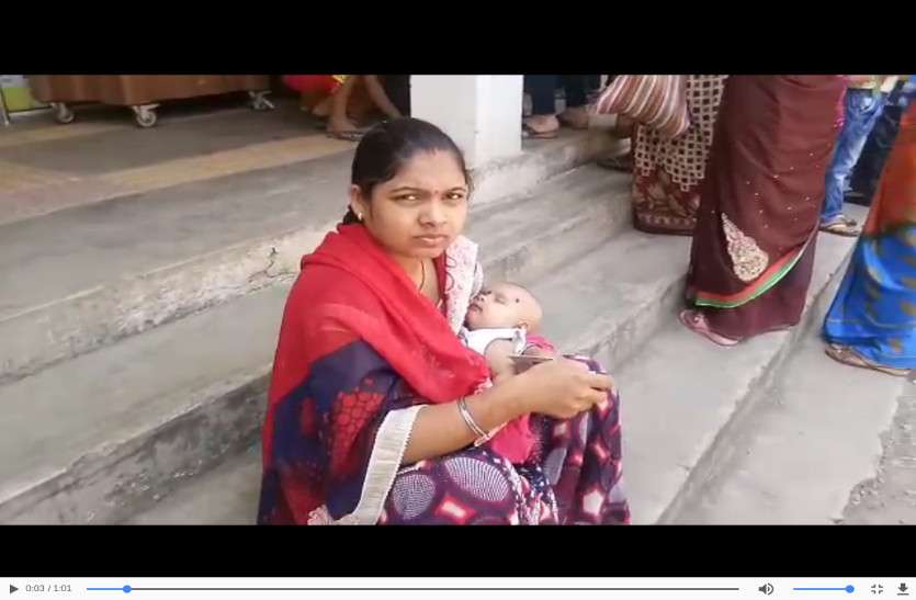 CG News 3 महीने की बच्ची के साथ मां पहुंची वोट देने, देखें लोकतंत्र उत्सव की ये Video