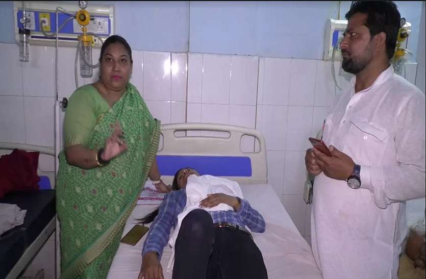 LIU woman accident from car of priyanka gandhi रोड शो के दौरान प्रियंका गांधी की कार से हुई दुर्घटना, LIU की महिला गंभीर रूप से घायल