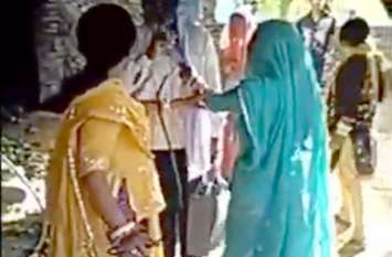 Teacher Abusively with Woman in School, Video Goes Viral स्कूल में पोषाहार बनाने वाली महिला से शिक्षक ने दो दिनों तक किया ऐसा काम, फिर महिला गैंग ने ऐसे चखाया मजा