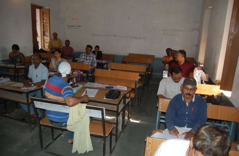 board exam टेबल पर मोबाइल, हाथ में उत्तरपुस्तिका, बोर्ड की गोपनीयता पर मंडरा रहा खतरा